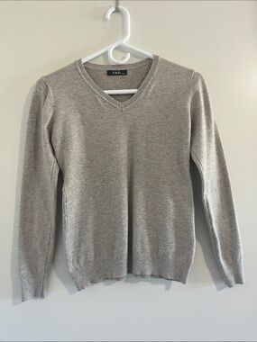 Women’s V-Neck Neutral Sweater in Warm Light Gray
